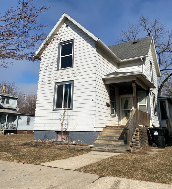 1435 Villa St in Racine, WI - Building Photo