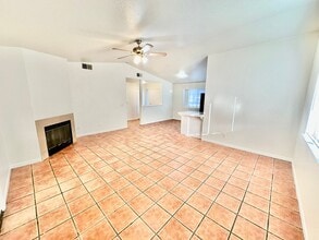 2363 Sierra View St in Selma, CA - Building Photo - Building Photo