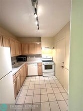 2221 NE 68th St in Fort Lauderdale, FL - Building Photo - Building Photo