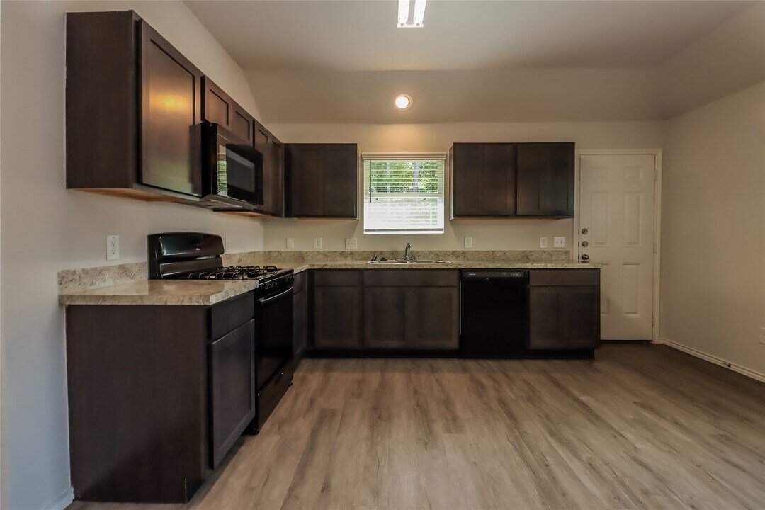 2516 N Lina Ct in Conroe, TX - Building Photo