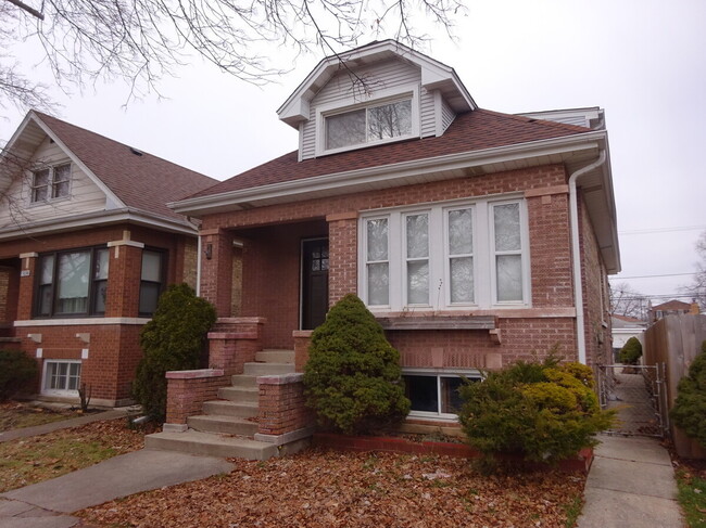 property at 5030 W Winnemac Ave