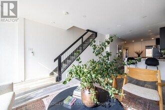 1007 Weston Rd in Toronto, ON - Building Photo - Building Photo