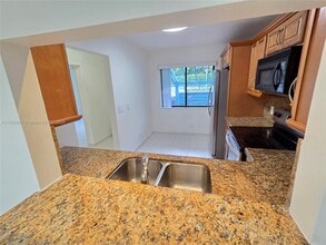 460 Lakeview Dr in Weston, FL - Building Photo - Building Photo
