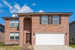 1825 Shasta View Dr in Justin, TX - Building Photo