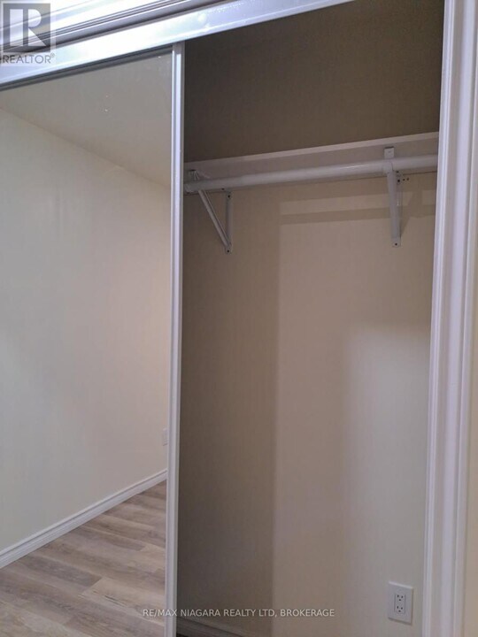 5595 Drummond Rd in Niagara Falls, ON - Building Photo