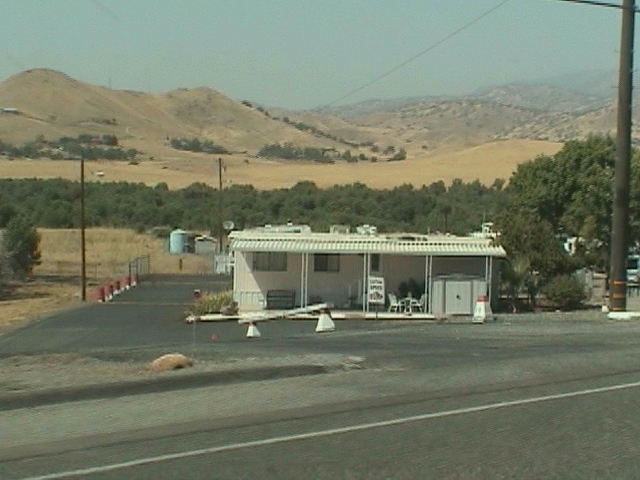 30464 Hwy 190 in Porterville, CA - Foto de edificio