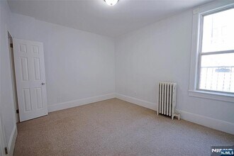 154 Undercliff Ave, Unit 5 in Edgewater, NJ - Foto de edificio - Building Photo