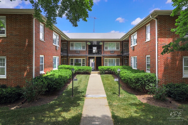 129-133 E Franklin Ave in Naperville, IL - Building Photo - Building Photo