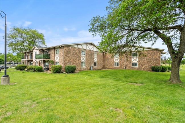 9 S Frontage Rd in Willowbrook, IL - Building Photo - Building Photo