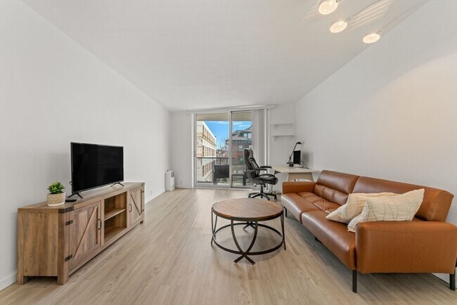 19 Winchester St in Brookline, MA - Building Photo - Building Photo