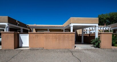 663 Bishops Lodge Rd in Santa Fe, NM - Foto de edificio - Building Photo
