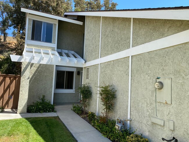 16735 Highfalls St in Santa Clarita, CA - Foto de edificio - Building Photo