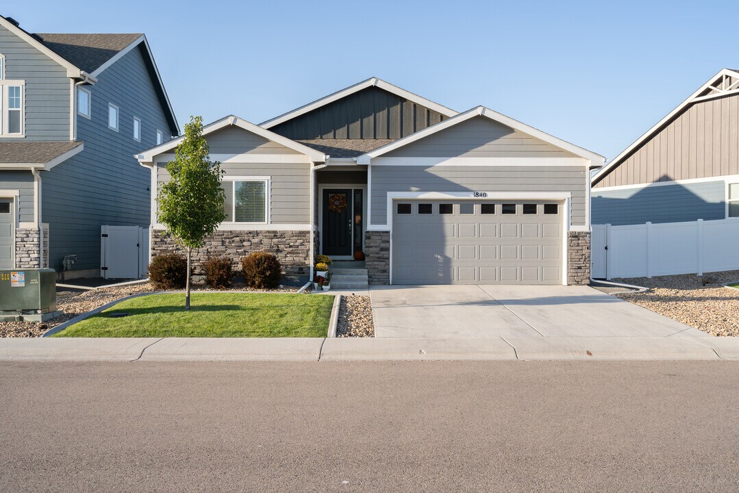 1840 Holloway Dr in Windsor, CO - Building Photo