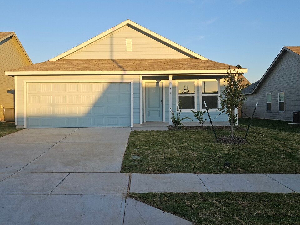 11414 Marcellus Way in Rhome, TX - Building Photo