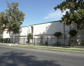 Country Club Arms in Fresno, CA - Building Photo - Building Photo