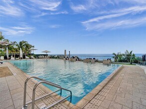 17475 Collins Ave in Sunny Isles Beach, FL - Foto de edificio - Building Photo