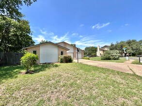 6478 Hart Ln in Austin, TX - Building Photo - Building Photo