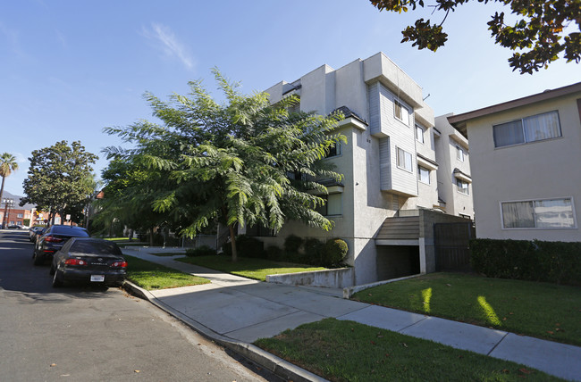 126 N Everett St in Glendale, CA - Foto de edificio - Building Photo