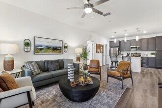 Revello Apartments in Nokomis, FL - Foto de edificio - Building Photo