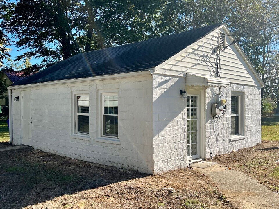 341 E McPherson Dr in Mebane, NC - Building Photo