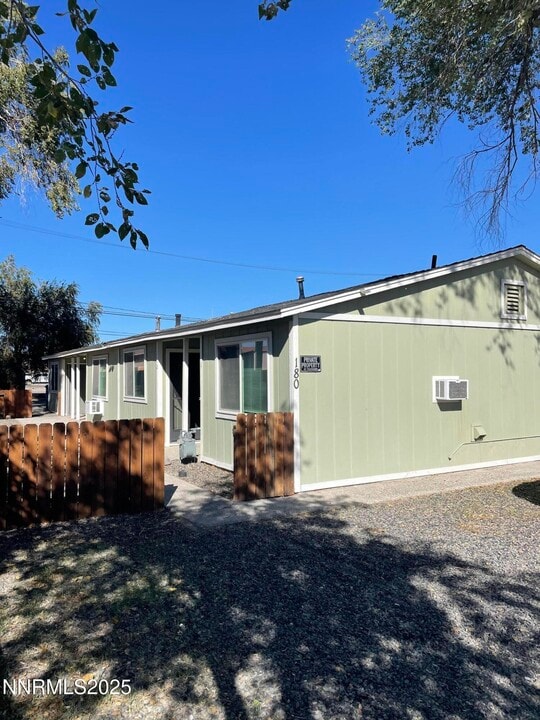 180 Mortensen Ln in Fernley, NV - Foto de edificio