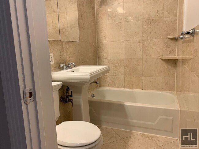 East 1st Street, Unit 3R in New York, NY - Building Photo - Building Photo