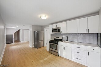 176 Valley St in South Orange, NJ - Building Photo - Building Photo