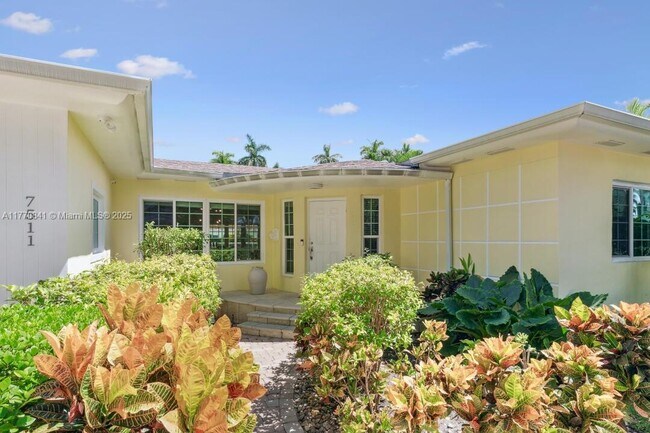 7511 Miami View Dr in North Bay Village, FL - Building Photo - Building Photo