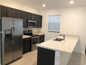 1627 SW 29th St-Unit -1627 in Fort Lauderdale, FL - Building Photo - Building Photo