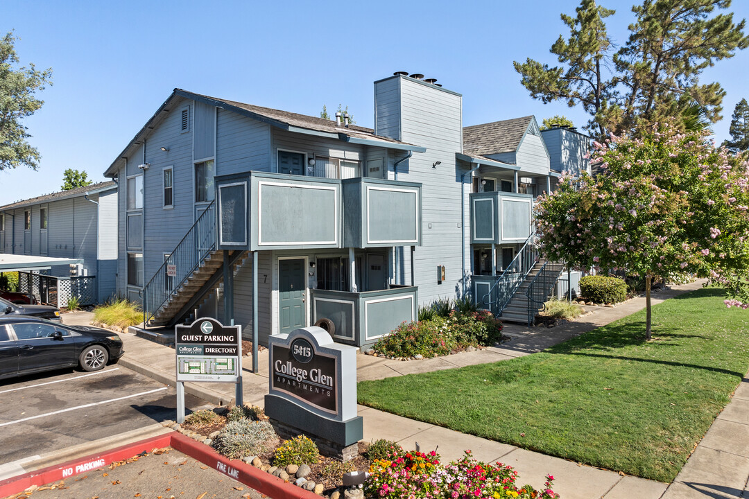 College Glen Apartments in Sacramento, CA - Foto de edificio