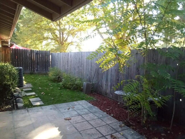 300 Shafer Ln in Jacksonville, OR - Building Photo - Building Photo