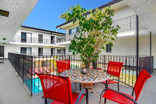 Zelzah Apartments in Encino, CA - Building Photo - Building Photo