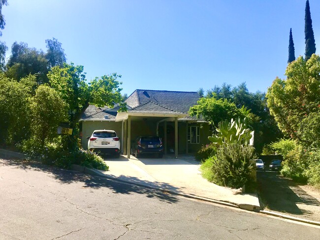 110 Taormina Ln in Ojai, CA - Foto de edificio - Building Photo