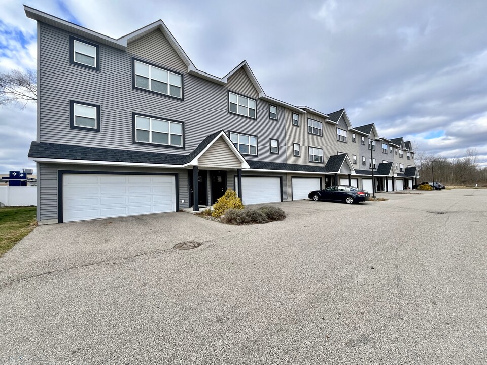 Riverstone Townhomes in Jenison, MI - Building Photo