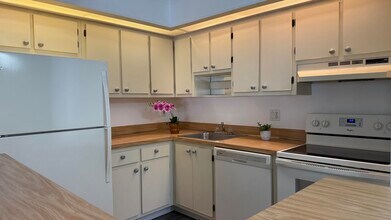 9419 S Belfort Cir in Tamarac, FL - Building Photo - Building Photo