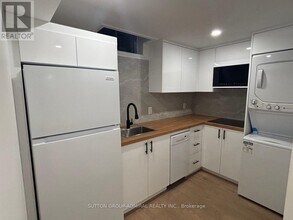 16 Glenbury Dr in Vaughan, ON - Building Photo - Building Photo