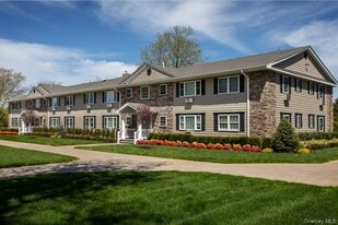 305 Robinson Ave in Patchogue, NY - Building Photo