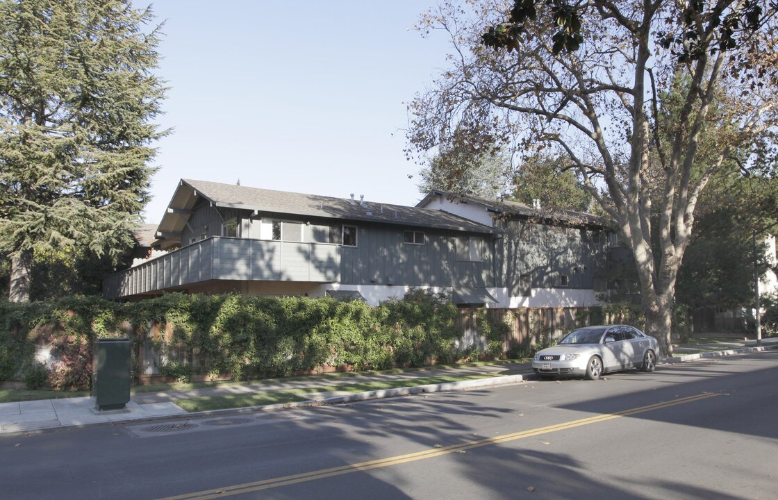 800 University Ave in Palo Alto, CA - Building Photo