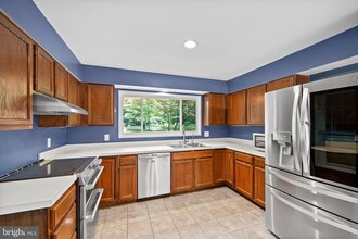 10901 Crossview Dr in Great Falls, VA - Building Photo - Building Photo