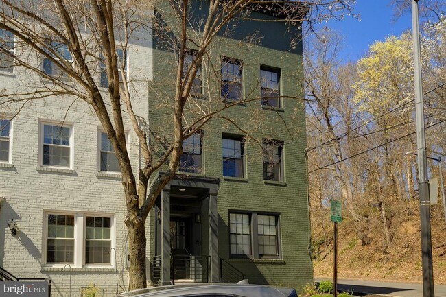 1934 35th Pl NW in Washington, DC - Building Photo - Building Photo