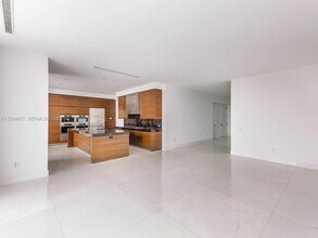 800 South Pointe Dr in Miami Beach, FL - Building Photo - Building Photo