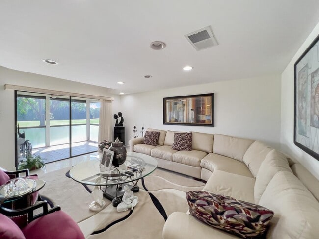 37 Stratford Ln W in Boynton Beach, FL - Building Photo - Building Photo