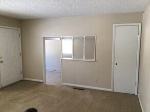 120 Wire Ave in Haysville, KS - Foto de edificio - Building Photo