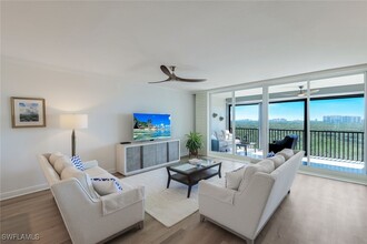 425 Cove Tower Dr in Naples, FL - Building Photo - Building Photo
