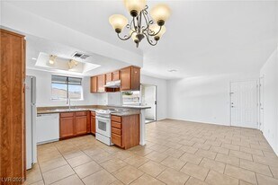 7200 W Pirates Cove Rd in Las Vegas, NV - Building Photo