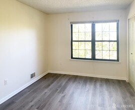 321 Hampshire Ct in Piscataway, NJ - Building Photo - Building Photo