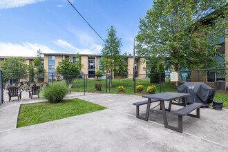 Landon Court Apartments in Hyattsville, MD - Foto de edificio - Building Photo