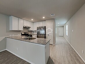 10603 Varmus Dr in Converse, TX - Foto de edificio - Building Photo