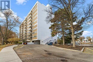 212 Kerr St in Oakville, ON - Building Photo