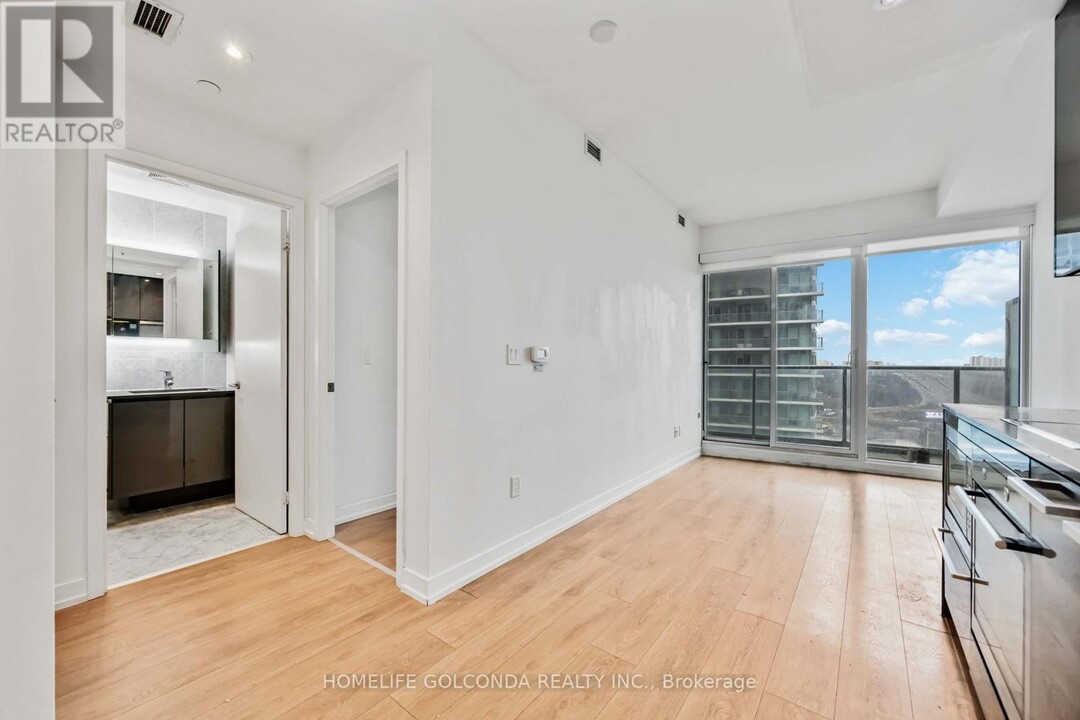 115-1115 McMahon Dr in Toronto, ON - Building Photo
